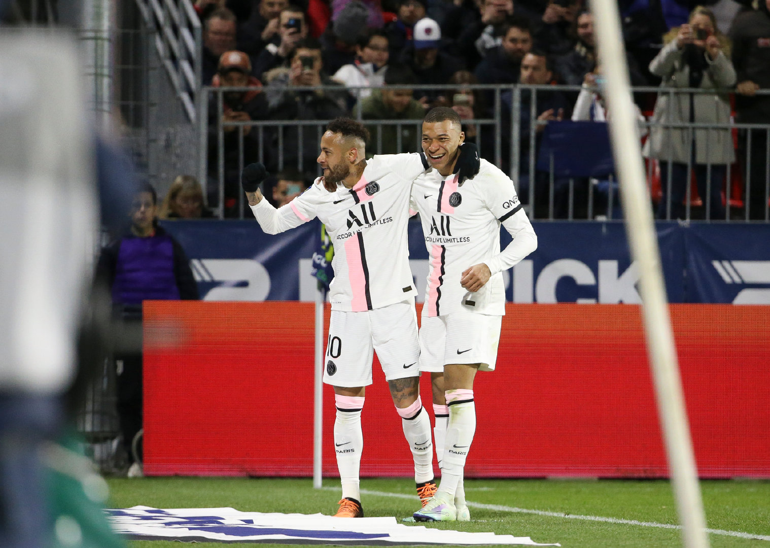 特雷·杨拿到生涯第195次20分+10助，历史第八多（特雷·杨生涯第195次20+10达成，历史第八）